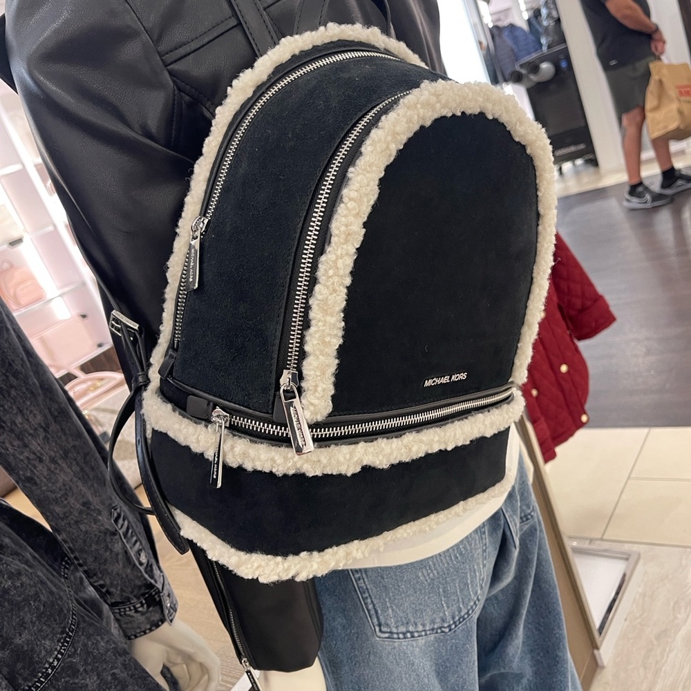 MICHAEL KORS Rhea Medium Suede and Faux Shearling Backpack
Black
NWT - Picture 16 of 16